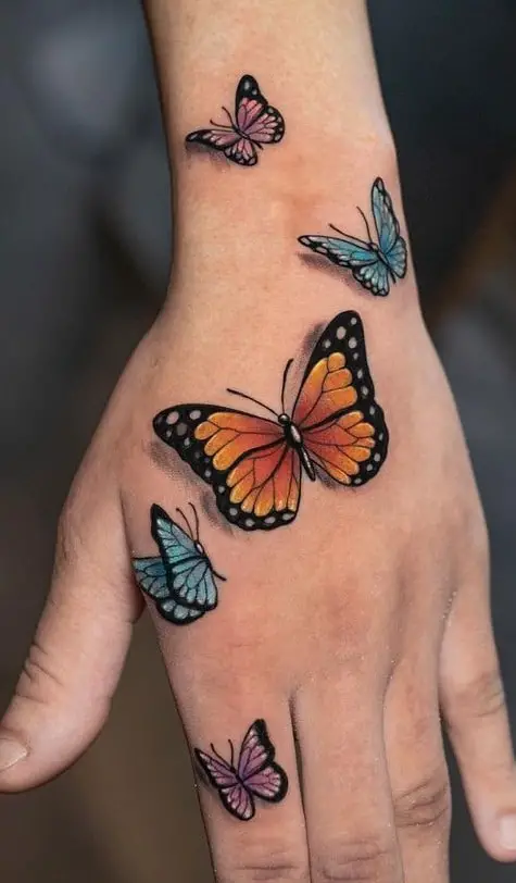 Tatuajes de mariposas en 3D en la mano