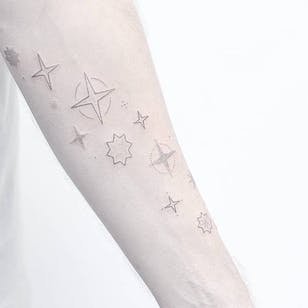 Tatuajes de estrellas de Lindsay April.  # estrella # constelación # trabajo de puntos # puntillismo # sutil # LindsayAbril