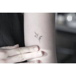 Posy tatuaje de Lindsay April.  #posy #flor #dotwork #puntillismo #sutil #LindsayAbril