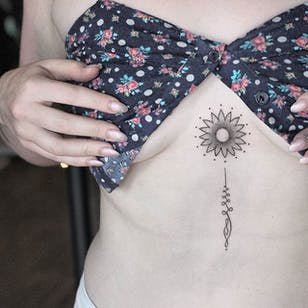 Tatuaje Unalome de Lindsay April.  #unalome #dotwork #puntillismo #sutil #LindsayAbril