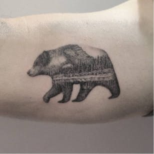 Tatuaje de oso de Lindsay April.  # bjørn #dotwork #pointillism #subtle #LindsayApril #overlay #dobleeksponering #landskab #skov #landskab