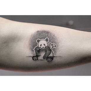 Tatuaje de panda de Lindsay April.  #panda #trabajo de puntos # puntillismo #sutil #LindsayAbril