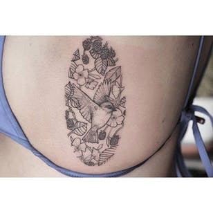 Tatuaje de colibrí de Lindsay April.  #fugl #colibrí #trabajo de puntos # puntillismo #sutil #LindsayAbril