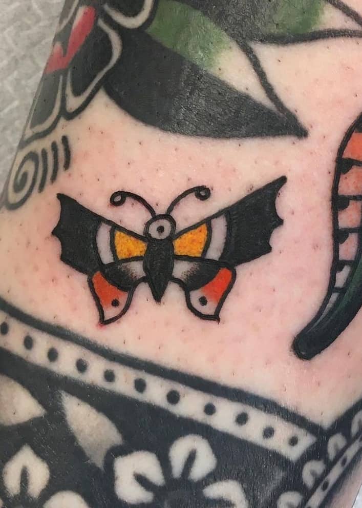 Pequeño tatuaje de mariposa tradicional