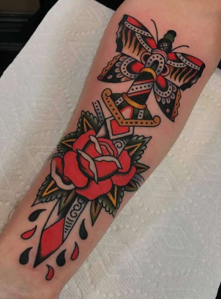 Tatuaje tradicional de mariposa y tatuaje de rosa