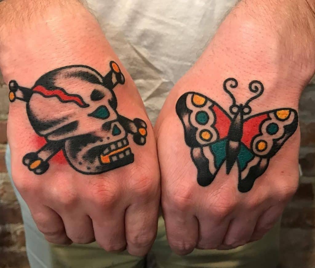 Tatuaje de mariposa tradicional y tatuaje de calavera tradicional