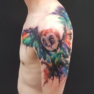 Tatuaje de búho acuarela colorido de Smel Wink.  #acuarela #SmelWink #colorido # búho # pájaro #inkplatter # pinceladas
