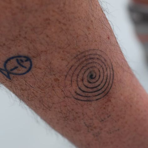El primer tatuaje hecho por un brazo robot, tatuado en Pierre #automatedtattoomachine #roboticarm #technology # tatoué #automatedtattoo #geek #future #spiral
