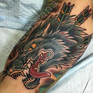 Tatuaje de lobo por Jessie Beans #wolf #wolftattoo #colorfultattoo #traditional #traditionaltattoo #ball tattoos #bright tattoos #JessieBeans