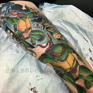 Teenage Mutant Ninja Turtle Tattoo por Jessie Beans #ninjaturltle #ninjaturtletattoo #colorfultattoo #traditional #traditional tattoo #ball tattoos #bright tattoos #JessieBeans