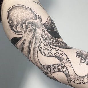 Dotwork Octopus Tattoo por Paige Davidson #octopus #octopustattoo #dotwork #dotworktattoo #dotworktattoos #dots #dottattoo #blackwork #blackworktattoo #blackworkdots #blink #PaigeDavidson