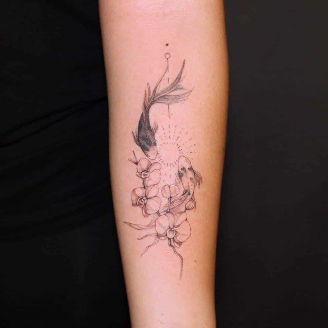 Diseño de tatuaje de pez koi para mujer 1