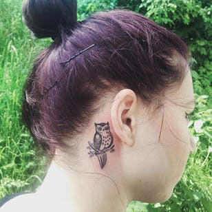 Tatuaje de búho de Fukari.  #Fuki #Fukari #JudytaAnnaMurawska #bag øre # ulle #mikrotattoo