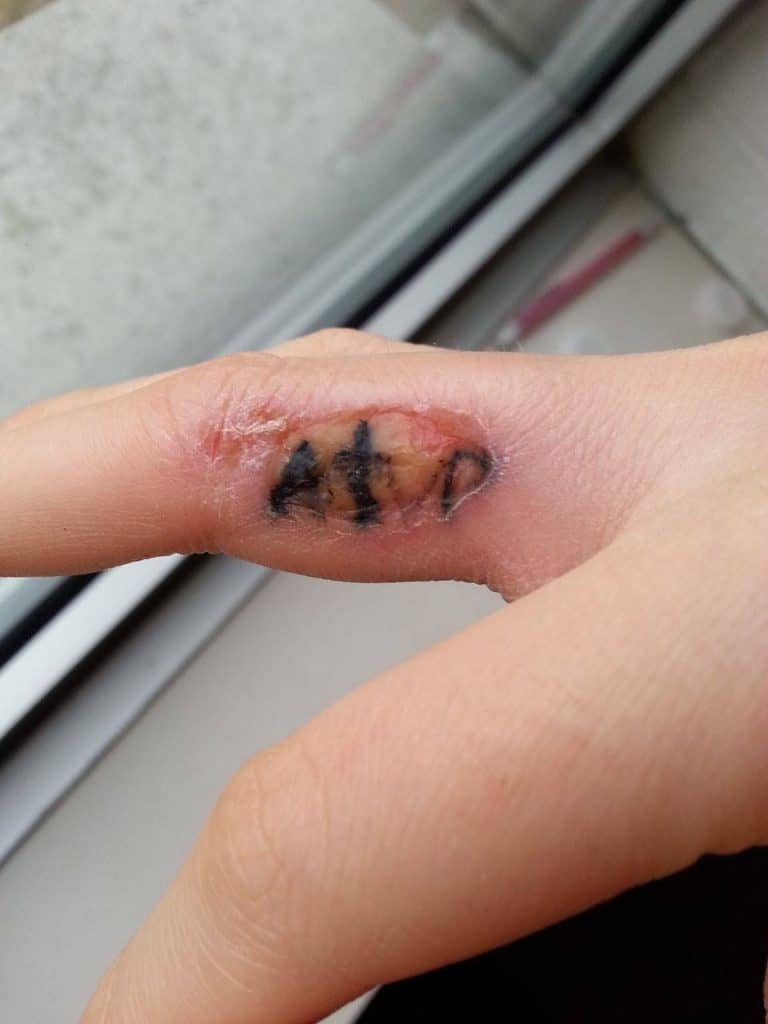 Los tatuajes en los dedos duelen (mucho)