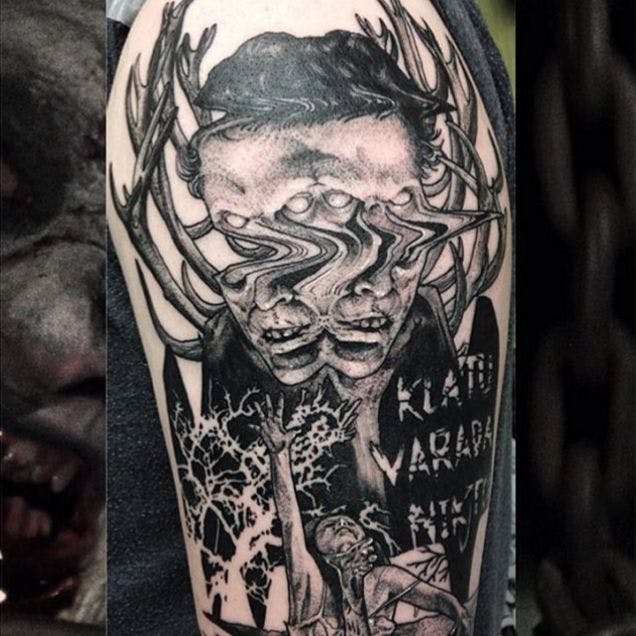 Tatuaje Glitch Evil Dead de Max Amos.  #MaxAmos #sortarbejde #glitch #pointillism #dotwork #vildead #horror #film #zombie