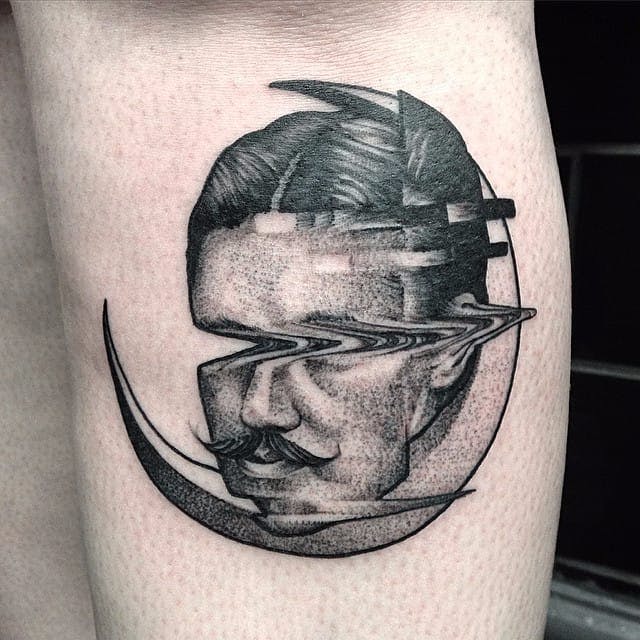 Tatuaje glitch moon man de Max Amos.  #MaxAmos #blackwork #glitch #pointillism #dotwork #moon #man