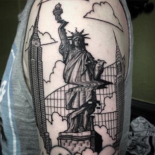 Glitch tatuaje de la Estatua de la Libertad de Max Amos.  #MaxAmos #blackwork #glitch #pointillism #dotwork #statueofliberty