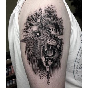 Tatuaje glitch lion de Max Amos.  #MaxAmos #blackwork #glitch #puntillismo #dotwork #live