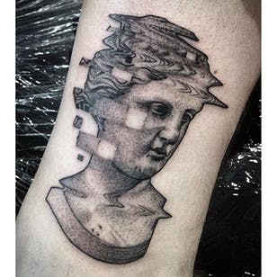 Tatuaje de escultura Glitch de Max Amos.  #MaxAmos #blackwork #glitch #pointillism #dotwork #sculpture #greek