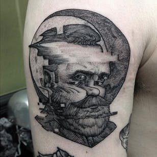 Tatuaje glitch moon man de Max Amos.  #MaxAmos #black work #glitch #puntillismo #dotwork #hombre #crescentmoon #crescent