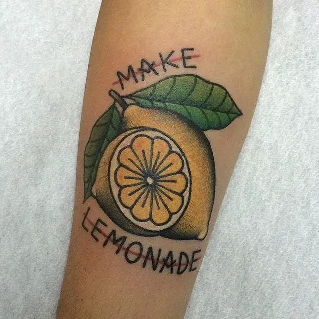 Cuando la vida te da limones ... Tatuaje de Sonia Tattoo Lady.  #tradicional # limón # cítricos # limonada # frase #SoniaTattooLady