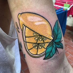 Tatuaje neo tradicional de limón y segmento de limón de Jesus Cobo.  #neotradicional # limón # cítricos # limoneslice #JesusCobo