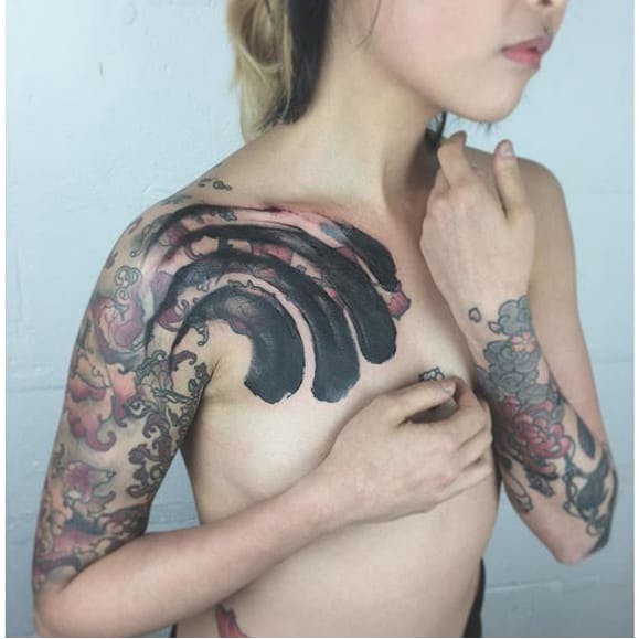 Tatuaje de trazo de pincel de Delphine Noiztoy.  #DelphineNoiztoy #blackout #blackwork #black # pincelada #blastover
