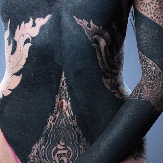 Tatuaje blackout de Laurent Maina de Delphine.  #LaurentMaina # apagón #blackwork #black