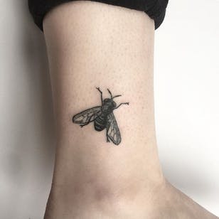 Fly Tattoo por Kate Holley #fly #flatatattoo #handpoket #handpokedtattoo #handpoke #handpoketattoo #handpoketattoo #handpoke artist #KateHolley