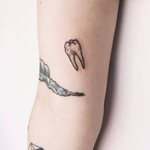 Tooth Tattoo por Kate Holley #tooth #tooth tatuaje #handpoket #handpokedtattoo #handpok # handpoke tattoo #handpocket tattoo #handpoke artist #KateHolley