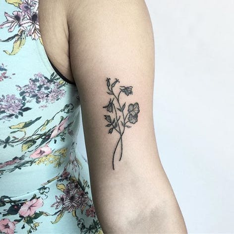 Tatuaje de flores silvestres por Kate Holley #wildflower #wildflowertattoo #handpoked #handpokedtattoo #handpoke #handpoketattoo #handpoketattoos #handpokeartist #KateHolley