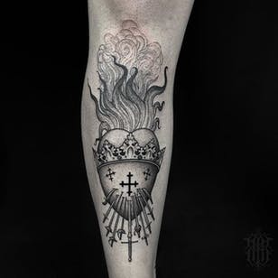 Tatuaje del sagrado corazón de Abby Drielsma.  #AbbyDrielsma #blackwork #blckwrk #btattooing #sacredheart #religious