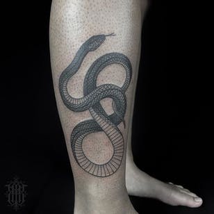 Tatuaje de serpiente de Abby Drielsma.  #AbbyDrielsma #sortarbejde #blckwrk #tatovering #dotshading #slange