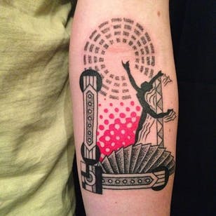 Tatuaje de Bradley Teitelbaum #artdeco #artdecotattoos #dancer #dotwork #redink #BradleyTeitelbaum