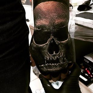 Tatuaje de calavera negra y nítida por Sandry Riffard @audeladureeltattooobysandry #SandryRiffard #SandryRiffardtattoo #Realistic #Black # Black tooth gray # Black work #Skull #Skulltattoo #France