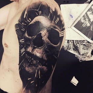 Cool Skull Half sleeve Tattoo por Sandry Riffard @audeladureeltattoobysandry #SandryRiffard #SandryRiffardtattoo #Realistic #BlackandBlackandgray #Blackwork #Skull #Skulltattoo #France