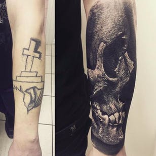 Otro gran coverup Skull Tattoo por Sandry Riffard @audeladureeltattoobysandry #SandryRiffard #SandryRiffardtattoo #Realistic #Blackandgray #Blackwork #Skull #Skulltattoo #France #coverup #coveruptattoo