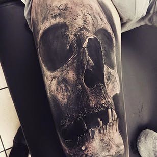 Tatuaje de calavera por Sandry Riffard @audeladureeltattoobysandry #SandryRiffard #SandryRiffardtattoo #Realistic #Black # Black tooth grey # Black work # Skull #Skulltattoo #France