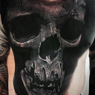 Impresionante tatuaje de calavera realista en la parte delantera de Sandry Riffard @audeladureeltattoobysandry #SandryRiffard #SandryRiffardtattoo #Realistic #Black #Sortandgray #Blackwork #Skull #Skulltattoo #France