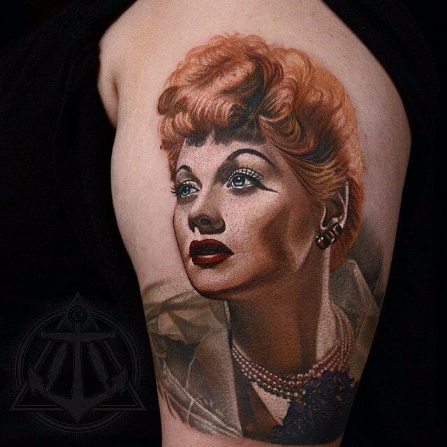 Tatuaje de Lucille Ball de Nikko Hurtado.  #colorrealism #NikkoHurtado #actress #vintag #portrait #LucilleBall