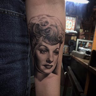 Tatuaje de Lucille Ball de Jamie Mahood.  #JamieMahood # negro-gris # actriz # vintage # retrato # LucilleBall