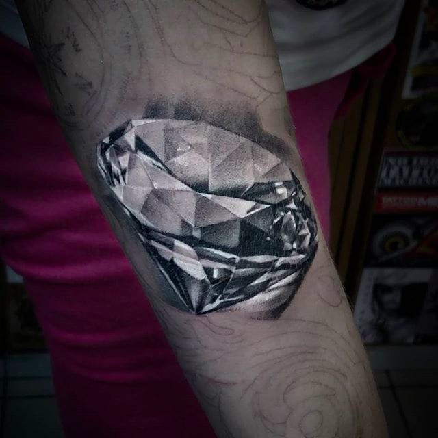 Tatuaje de diamante realista en una manga en curso, tatuaje de Anastasia Forman.  #AnastasiaForman # realista # gris negro # diamante # joyería