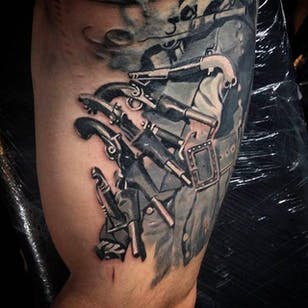 Impresionante toma de detalle de cañones en un tatuaje de la parte superior de la pierna realizado por Anastasia Forman.  #AnastasiaForman #realista #blackandgray #detalles #guns