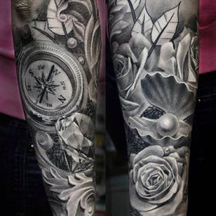 Hermoso tatuaje en el antebrazo realizado por Anastasia Forman.  #AnastasiaForman #realista #blackandgray #rosa #perla #compass