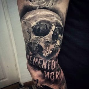 "MEMENTO MORI" increíble tatuaje de calavera de Anastasia Forman.  #AnastasiaForman #realista #blackandgray #skull #mementomori