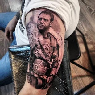 Fantástico tatuaje de Russell Crowe como el general romano Maximus.  #AnastasiaForman #realista # gris de dientes negros #gladiator #maximus #russelcrowe