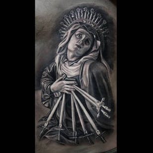 Fantástica técnica de sombras aplicada a este tatuaje de Nuestra Señora de los Dolores realizado por Anastasia Forman.  #AnastasiaForman #realista #blackandgray #sevenswords #ourladyofsorrows