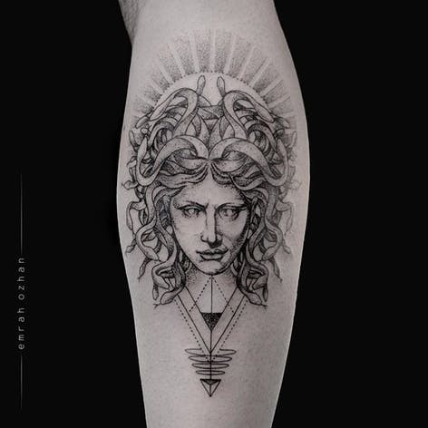 Tatuaje de Medusa de Emrah Ozhan.  #EmrahOzhan #Turkish #istanbul # turkey #alternative #modern tattoo #pointillisme #dotwork #geometric #alternative #medusa #mythology