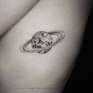 Tatuaje del planeta por Emrah Ozhan.  #EmrahOzhan #Turkish #istanbul # turkey #alternative #modern tattoo #pointillisme #dotwork #geometric #alternative #plane #montaña