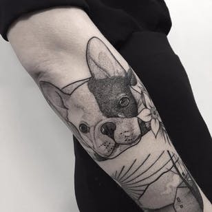 Tatuaje de perro de Aston Reynolds #AstonReynolds #black work #dotwork #monochrome #dog